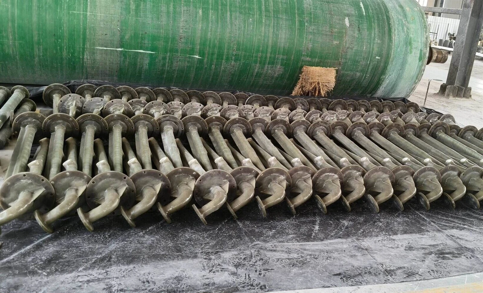 Hand lay-up FRP pipe fittings Hand lay-up FRP pipe fittings